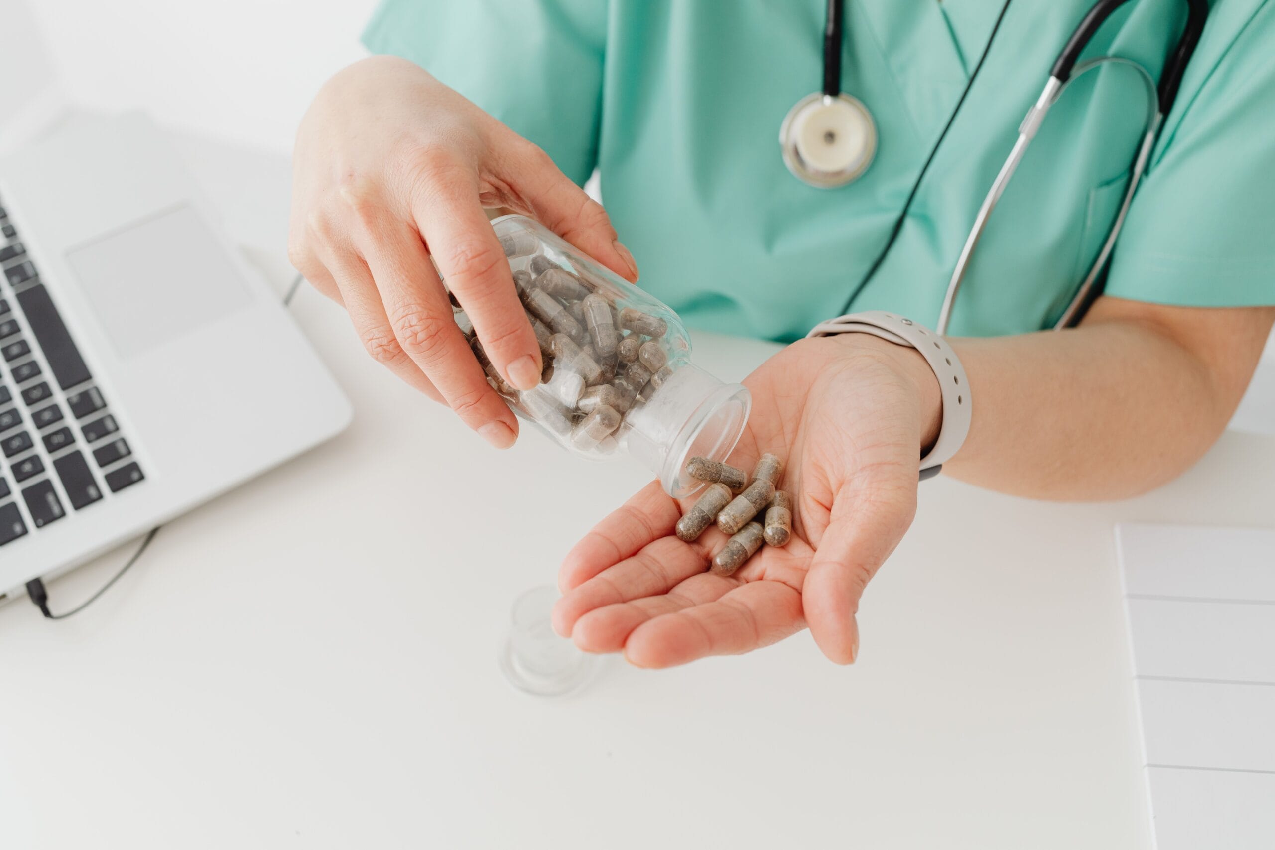 Kiedy warto skonsultować się ze specjalistą? Endokrynolog, ortopeda, neurochirurg i urolog w profilaktyce zdrowia