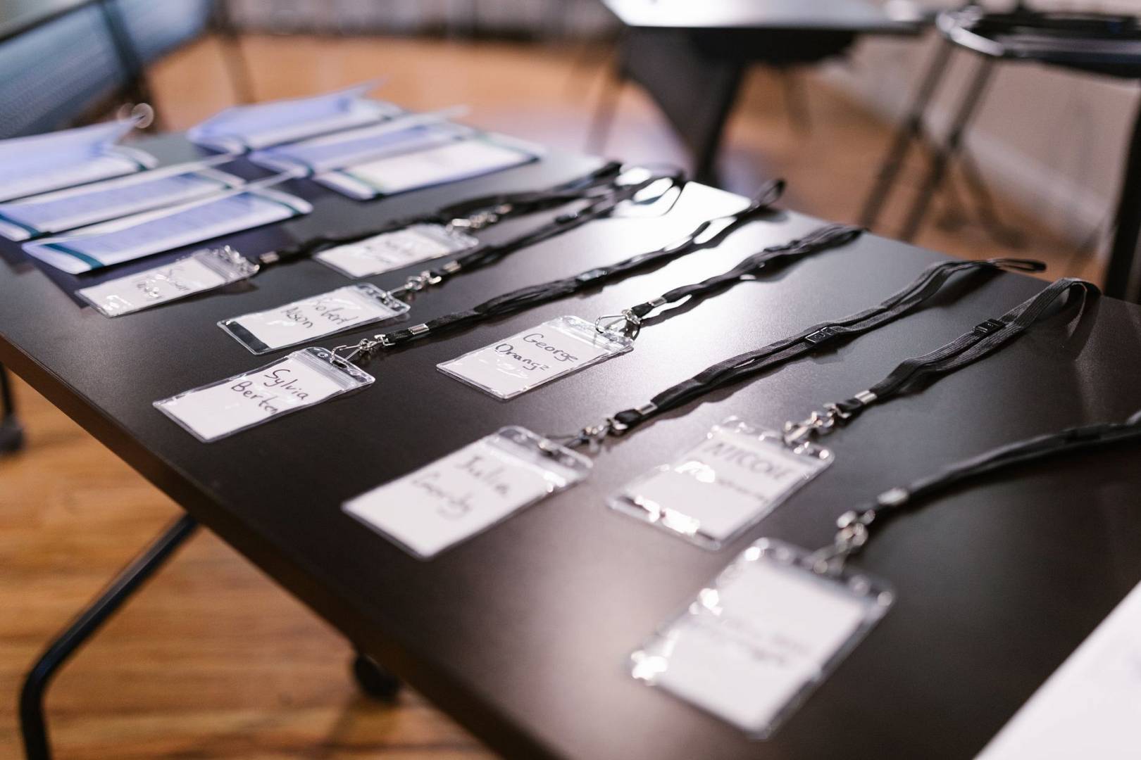 Networking na wyciągnięcie ręki – jak kolorowe smycze reklamowe ułatwiają szybką identyfikację prelegentów i uczestników w tłumie?